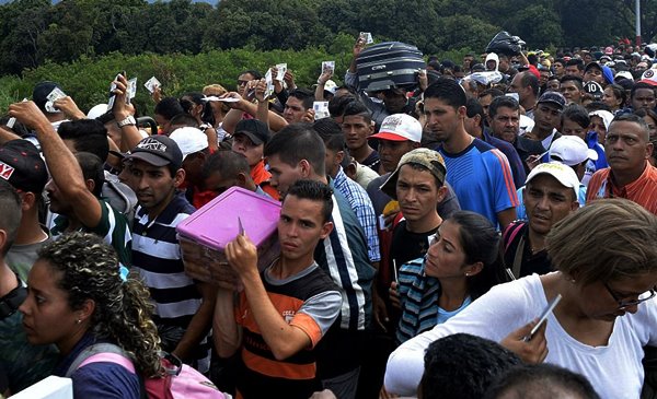 Massive crowds of Venezuelan migrants swarm Massive crowds of Venezuelan migrants swarm