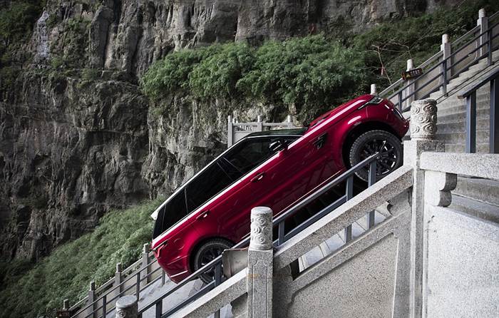 Range Rovers new hybrid tackles Chinas Tianmen Mountain Video