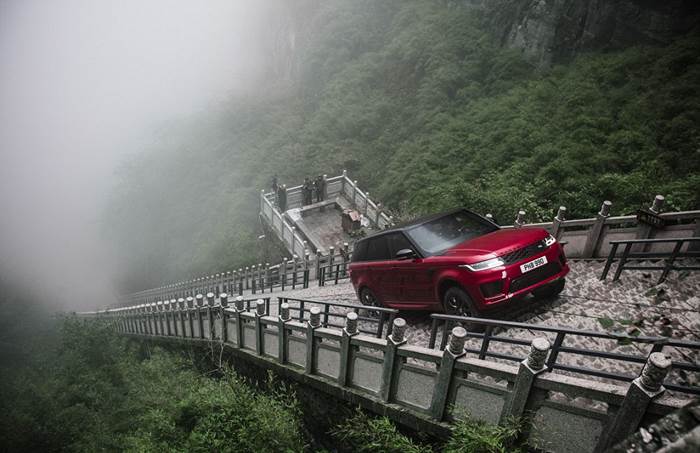 Range Rovers new hybrid tackles Chinas Tianmen Mountain Video