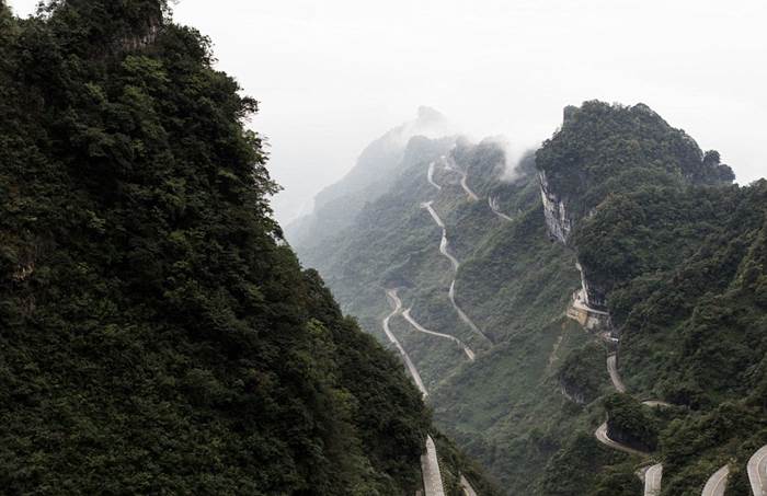 Range Rovers new hybrid tackles Chinas Tianmen Mountain Video