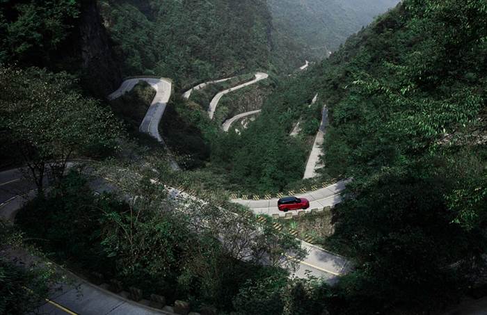 Range Rovers new hybrid tackles Chinas Tianmen Mountain Video