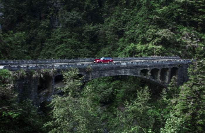 Range Rovers new hybrid tackles Chinas Tianmen Mountain Video