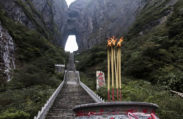 Range Rovers new hybrid tackles Chinas Tianmen Mountain Video