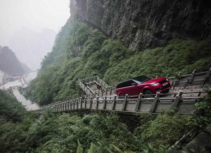 Range Rovers new hybrid tackles Chinas Tianmen Mountain Video