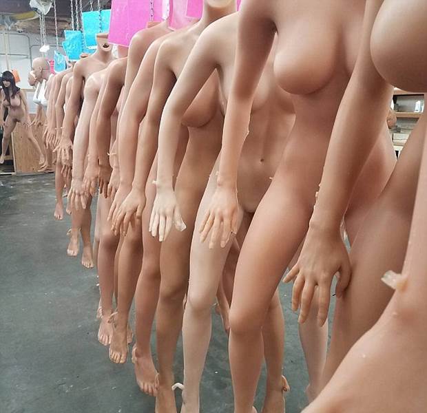 Sex doll makers create Robohunk models women-Video