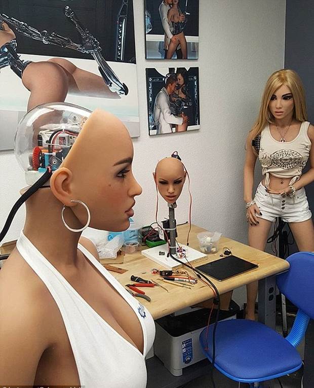 Sex doll makers create Robohunk models women-Video