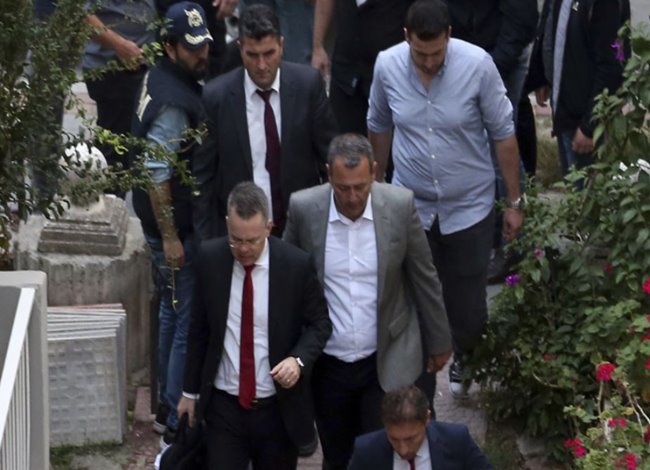 Brunson eşiyle birlikte özel uçakla Türkiye’den ayrıldı Brunson eşiyle birlikte özel uçakla Türkiye’den ayrıldı