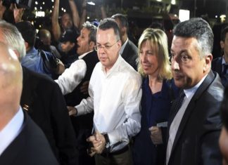 Brunson eşiyle birlikte özel uçakla Türkiye’den ayrıldı