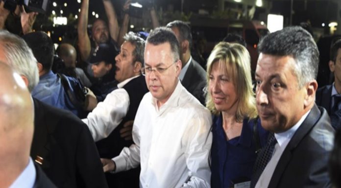 Brunson eşiyle birlikte özel uçakla Türkiye’den ayrıldı Brunson eşiyle birlikte özel uçakla Türkiye’den ayrıldı