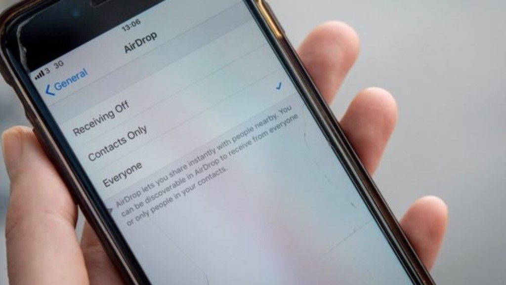 Toplu taşıma araçlarında AirDrop ile çıplak fotoğraf gönderme konusunu internetten araştırdığımda bunun bir isminin olduğunu gördüm: Siber teşhircilik. AirDrop'un tanımadığınız kişilerin size dosya göndermesine izin vermesi nedeniyle bunun çok fazla kişiyi etkileyen genel bir sorun olduğunu da gördüm.