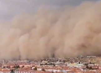 Fırtınası uyarısı: Kesinlikle dışarı çıkmayın pencerenizi bile açmayın