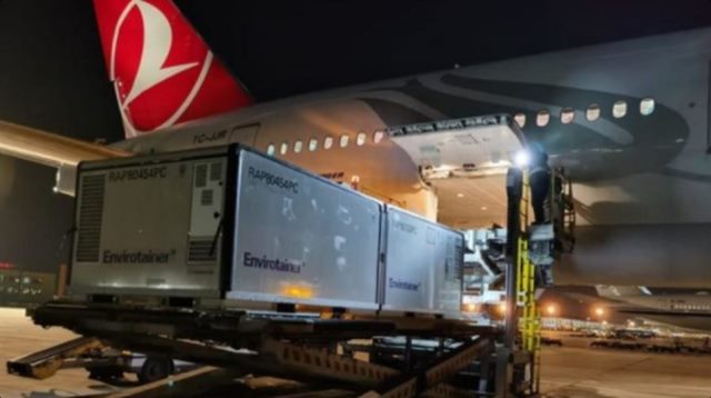 Sağlık Bakanı Koca: Aşıları getiren uçak Esenboğa Havalimanına ulaştı