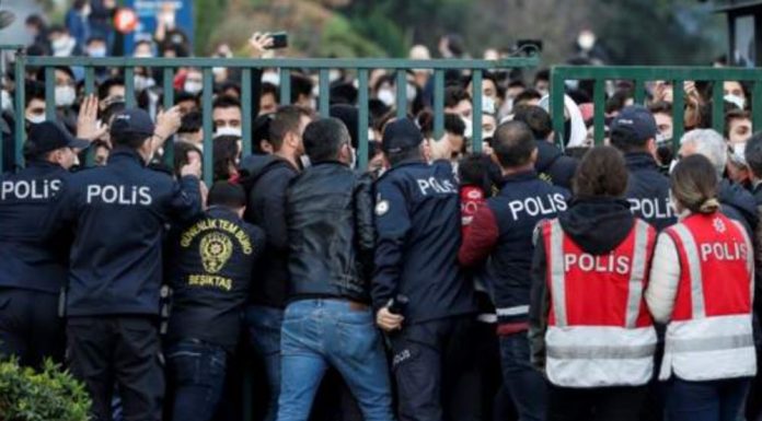 Uluslararası Af Örgütü Boğaziçi öğrencilerine gözaltında kötü muamele iddiaları için Adalet Bakanlığı’na çağrı yaptı Uluslararası Af Örgütü Boğaziçi öğrencilerine gözaltında kötü muamele iddiaları için Adalet Bakanlığı'na çağrı yaptı
