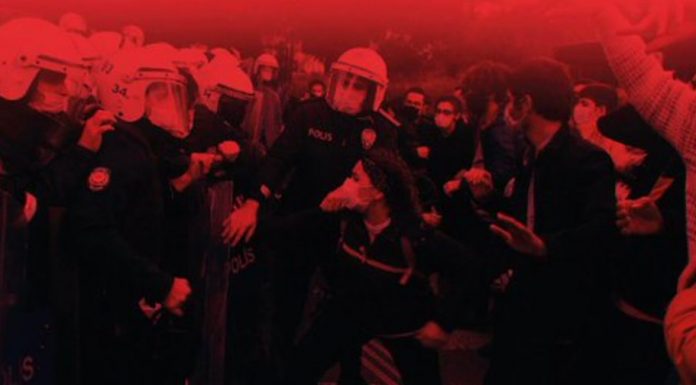 Boğaziçi Üniversitesi’nde rektörlük atamasına karşı akademisyenlerin protestosu sürüyor Boğaziçi Üniversitesi'nde rektörlük atamasına karşı akademisyenlerin protestosu sürüyor