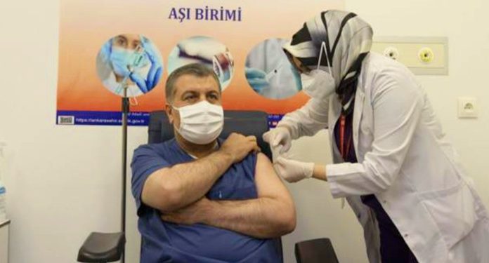 Bakan Koca canlı yayında aşı oldu aşılama programı yarın başlayacak Bakan Koca canlı yayında aşı oldu aşılama programı yarın başlayacak