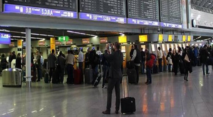 Fankfurt Havalimanı’nda güvenlik gerekçesiyle tüm yolcular dışarı çıkarıldı Fankfurt Havalimanı'nda güvenlik gerekçesiyle tüm yolcular dışarı çıkarıldı