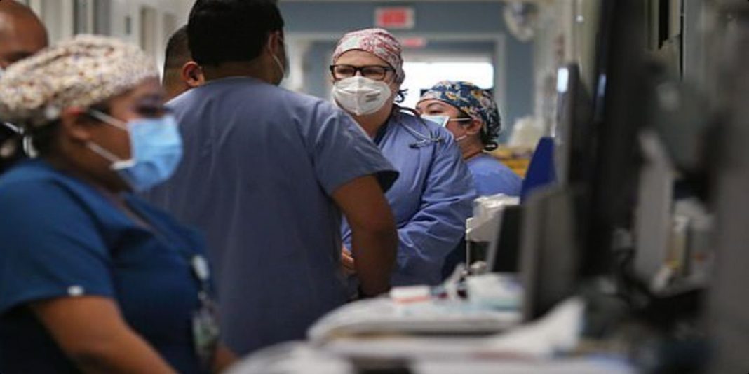 İngiltere'de Covid-19 salgını korkunç boyutta artmaya devam ediyor