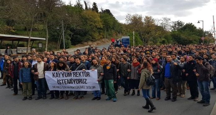 İçişleri Bakanlığı: Gözaltına alınan 17 kişiden sadece ikisi Boğaziçi Üniversitesi öğrencisi Boğaziçi Üniversitesi önündeki protestolar sonrası 16 kişi gözaltına alındı