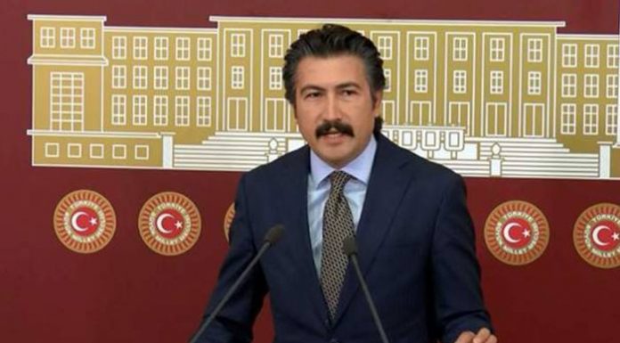 AKP’li Özkan: Yatay çekimde üst üste görünüyorlar ama arada mesafe var AKP'li Özkan: Yatay çekimde üst üste görünüyorlar ama arada mesafe var