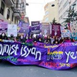 İstanbul'daki 8 Mart Gece Yürüyüşü: "Yan yanayız, feminist dayanışmamızla güçlüyüz."