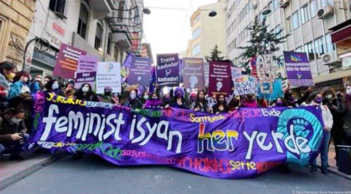 İstanbul'daki 8 Mart Gece Yürüyüşü: "Yan yanayız, feminist dayanışmamızla güçlüyüz."