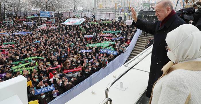 AKP'li Özkan: Yatay çekimde üst üste görünüyorlar ama arada mesafe var
