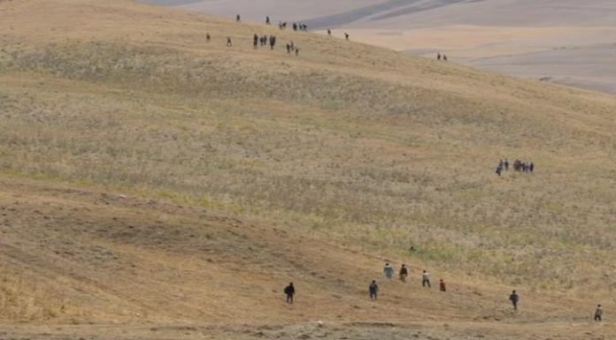 Türkiye Afganistan’dan yeni bir göç dalgasıyla mı karşı karşıya? Türkiye-İran sınırından yasa dışı bir şekilde geçerek Türkiye'ye giriş yapan Afgan göçmenlerin durumu, son haftalarda kamuoyunda yoğun bir şekilde tartışılıyor.