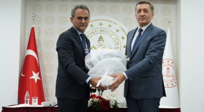 Milli Eğitim Bakanı olarak atanan Mahmut Özer kimdir? Resmi Gazete'de yayımlanan kararla Cumhurbaşkanı Recep Tayyip Erdoğan'ın Milli Eğitim Bakanlığı'ndan (MEB) istifa eden Ziya Selçuk yerine atadığı, eski bakan yardımcısı Mahmut Özer görevi devraldı.