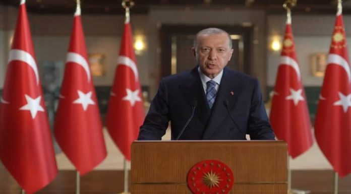 Erdoğan: "Sıcak para çekme politikasını elimizin tersiyle itiyoruz"