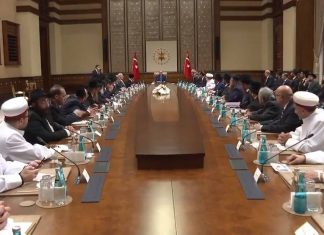Cumhurbaşkanı Recep Tayyip Erdoğan, Türk Yahudi Toplumu ve İslam Ülkeleri Hahamlar İttifakı Üyelerini Cumhurbaşkanlığı Sarayı'nda kabul etti. Erdoğan, kabuldeki konuşmasında, "Türkiye-İsrail ilişkileri bölgemizin istikrarı ve güvenliği bakımından hayatidir" dedi.