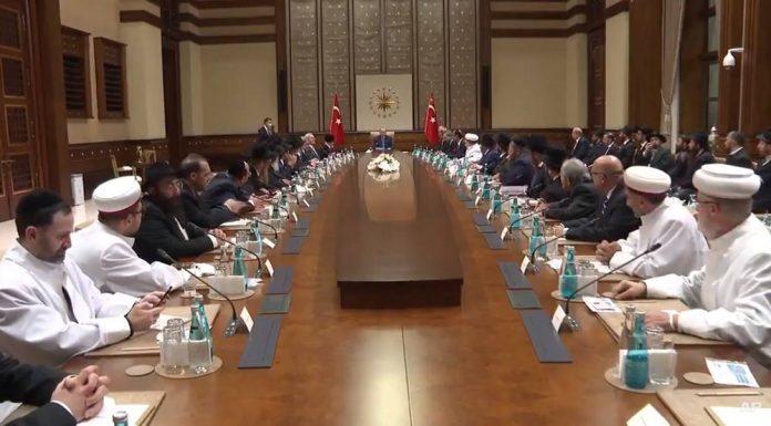 Erdoğan: Türkiye-İsrail ilişkileri bölgemizin istikrarı bakımından hayatidir Cumhurbaşkanı Recep Tayyip Erdoğan, Türk Yahudi Toplumu ve İslam Ülkeleri Hahamlar İttifakı Üyelerini Cumhurbaşkanlığı Sarayı'nda kabul etti. Erdoğan, kabuldeki konuşmasında, "Türkiye-İsrail ilişkileri bölgemizin istikrarı ve güvenliği bakımından hayatidir" dedi.