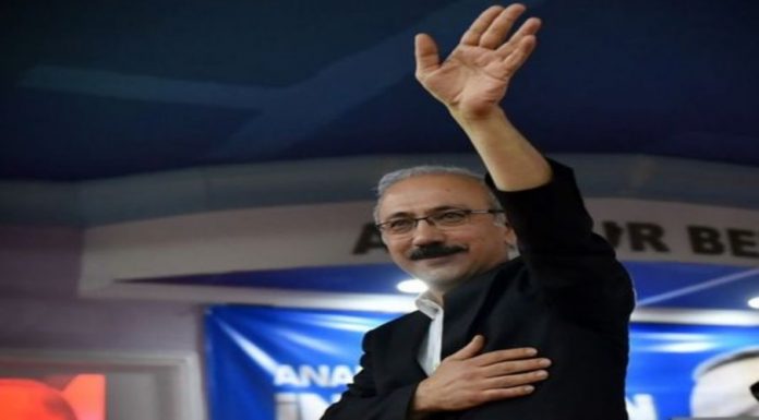 AKP kulisinde Lütfi Elvan'ın istifasının nedeni 'uyumsuzluk' gösteriliyor