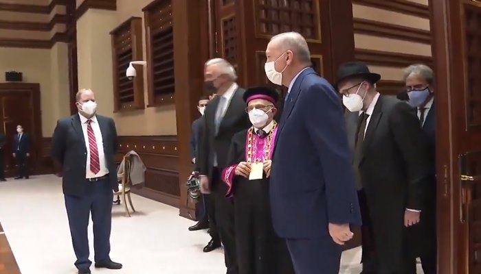 Cumhurbaşkanı Recep Tayyip Erdoğan, Türk Yahudi Toplumu ve İslam Ülkeleri Hahamlar İttifakı Üyelerini Cumhurbaşkanlığı Sarayı'nda kabul etti. Erdoğan, kabuldeki konuşmasında, "Türkiye-İsrail ilişkileri bölgemizin istikrarı ve güvenliği bakımından hayatidir" dedi.