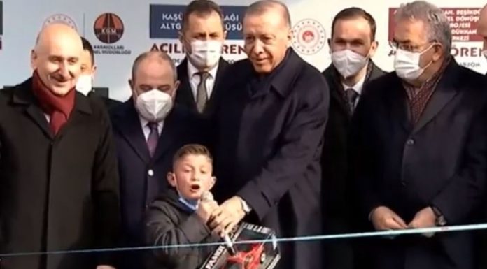 Erdoğan’ın törende sahneye çıkarttığı çocuk, Kılıçdaroğlu için ‘hain’ dedi: Büyük UTANÇ Erdoğan'ın törende sahneye çıkarttığı çocuk, Kılıçdaroğlu için 'hain' dedi: Büyük UTANÇ