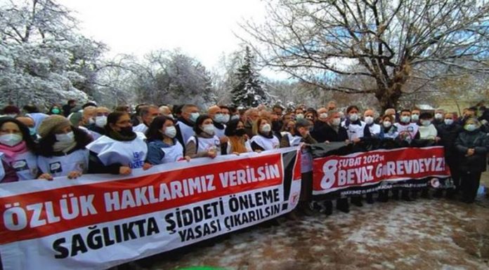 İş bırakma eylemindeki sağlıkçılar: Taleplerimiz karşılanmazsa daha uzun sürer İş bırakma eylemindeki sağlıkçılar: Taleplerimiz karşılanmazsa daha uzun süreli grevler yapılacak