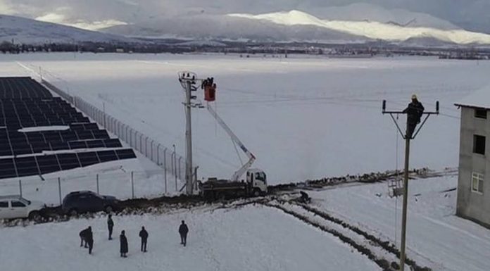 Isparta’da elektrik kesintisi: “Komşular ısınmak için aynı evde kalıyor” Isparta'da elektrik kesintisi: "Komşular ısınmak için aynı evde kalıyor"