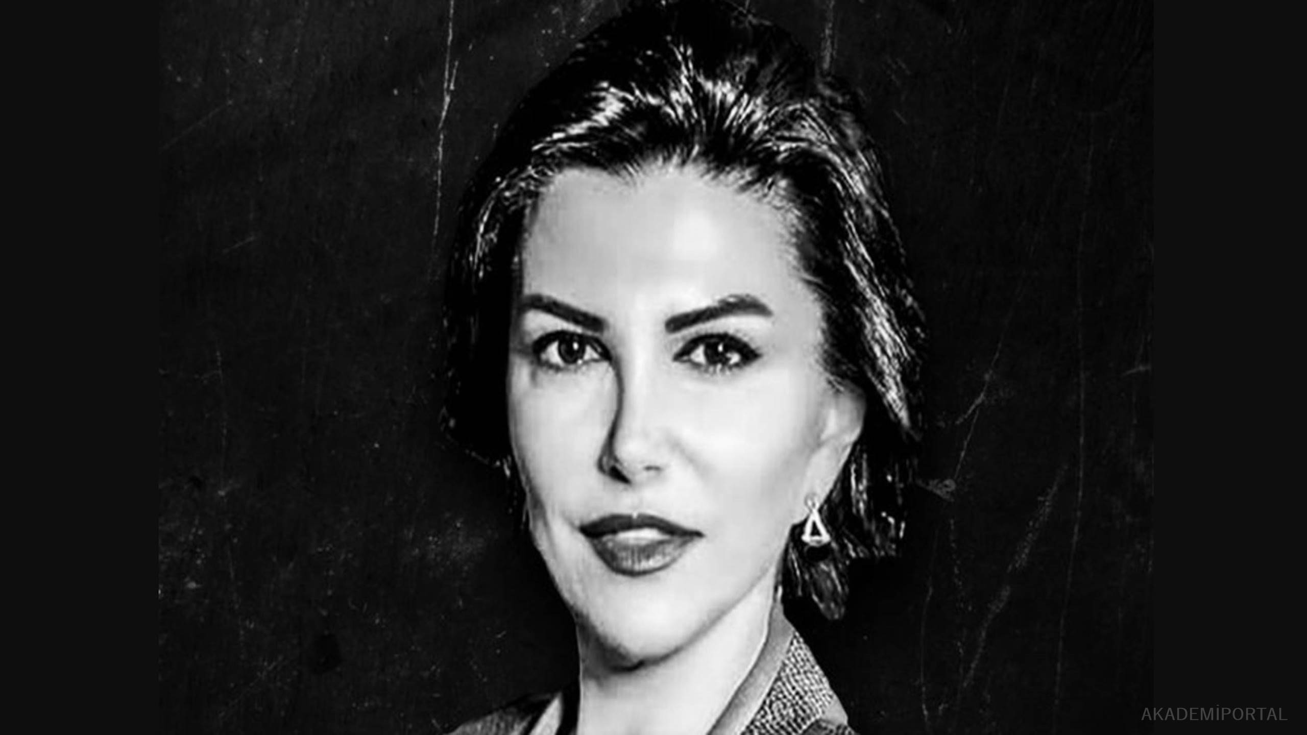 Cumhurbaşkanı Recep Tayyip Erdoğan, katıldığı bir TV programında kendisine hakaret ettiği iddiasıyla gazeteci Sedef Kabaş’a ve televizyon kanalının bağlı olduğu şirket adına Yönetim Kurulu Başkanı Fırat Sakar hakkında 250 bin liralık manevi tazminat davası açtı.