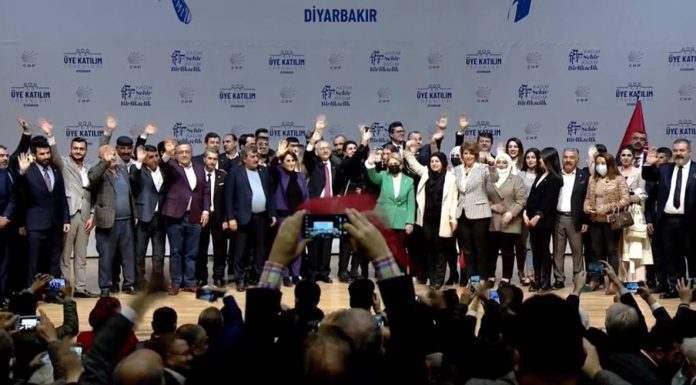 CHP lideri Kılıçdaroğlu Diyarbakır’da davullu, zurnalı, halaylarla karşılandı CHP lideri Kılıçdaroğlu Diyarbakır'da davullu, zurnalı, halaylarla karşılandı