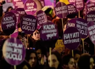 Türkiye Kadın Dernekleri Federasyonu, Cumhurbaşkanı Erdoğan'ın dün partisinin grup toplantısında sarf ettiği "sürtük" sözü nedeniyle suç duyurusunda bulunacağını açıkladı.