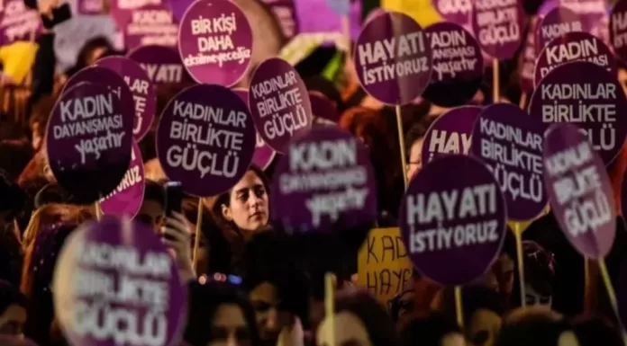 Kadın Dernekleri Federasyonu, Cumhurbaşkanı Erdoğan hakkında suç duyurusunda bulunuyor Türkiye Kadın Dernekleri Federasyonu, Cumhurbaşkanı Erdoğan'ın dün partisinin grup toplantısında sarf ettiği "sürtük" sözü nedeniyle suç duyurusunda bulunacağını açıkladı.