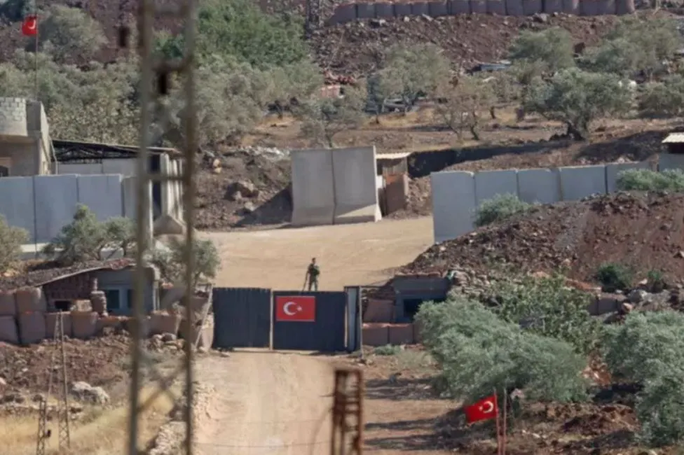 Astana Süreci ortakları Türkiye, İran ve Rusya liderlerinin gerçekleştirdikleri Tahran Zirvesi’nin gündemi beklendiği gibi Türk Silahlı Kuvvetleri’nin olası bir Suriye operasyonu ve Karadeniz’de tahıl koridoru oluşturulması gündemine odaklandı.
