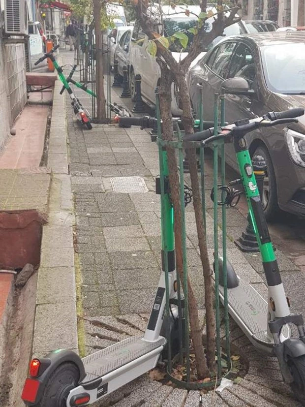 Kadıköy Belediyesi: Uygunsuz park eden ve yaya geçişini kapatan scooter araçları kaldırıyoruz