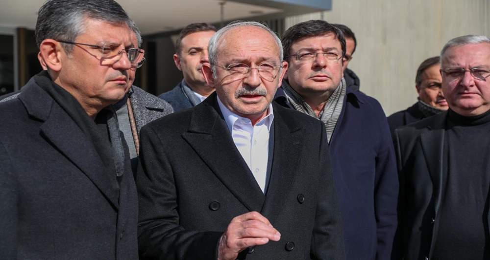 Kılıçdaroğlu depremin ilk iki günü Borsa'nın kapatılmaması nedeniyle SPK'ya gitti: '380 bin kişi soyuldu' Kılıçdaroğlu depremin ilk iki günü Borsa'nın kapatılmaması nedeniyle SPK'ya gitti: '380 bin kişi soyuldu'