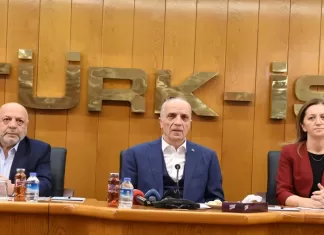 Üç konfederasyon temsilcisi “insan onuruna yaraşan bir yaşam” diye haykırmış Üç konfederasyon temsilcisi "insan onuruna yaraşan bir yaşam" diye haykırmış